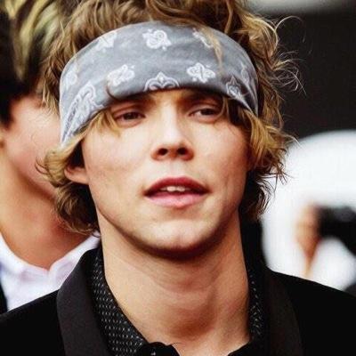 @BesideYoux5SOS ✨ RT https://t.co/S4mEAaemoW