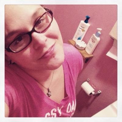 Mother to 3 amazing little girls!! #DDUBSOLDIER. #HunterPenceFan #FluffyGirl