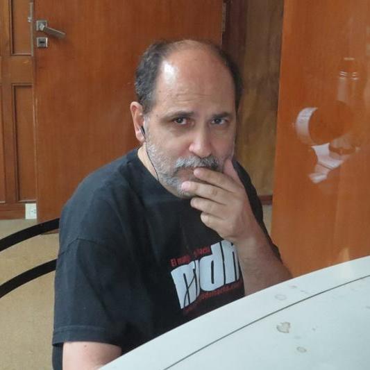 Santafesino nacido en Buenos Aires hace mucho. Un poco contador, un poco periodista, un poco escritor y de muchas otras cosas, también un poco