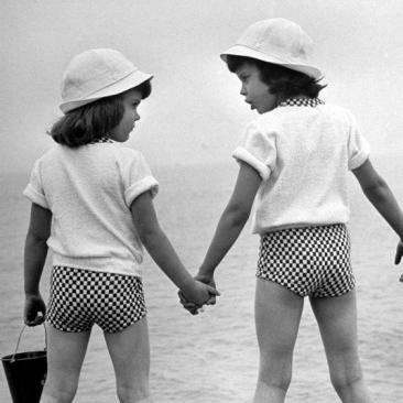 lesphilosophers's profile picture. 