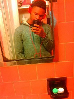 I like to fall in love first sight and I love school and add me on kik Deondre49✌