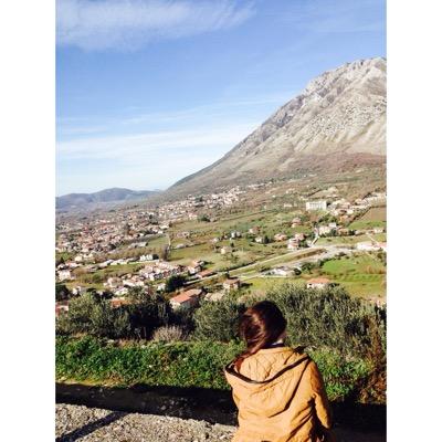 Una persona forte sa come mantenere in ordine la sua vita. Anche con le lacrime agli occhi, si aggiusta per dire con un sorriso sto bene.
