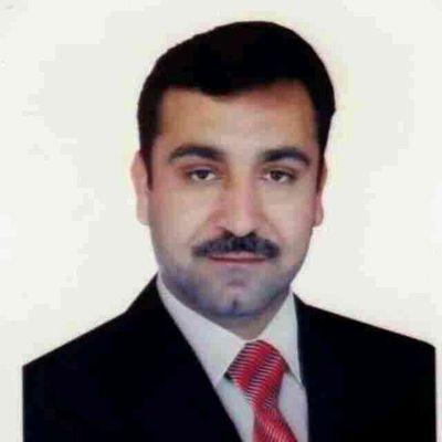 ‏إذا كان يجري الدَّهرُ عكسُ مَرامِنا.. فَهل جَدُّنا يُجدِي أوِ الفِكرُ ينفَعُ.. جلَسنا زماناً حائرينَ لِأنَّنا.. إلى العيشِ أبطَأنا ولِلموتِ نُسرِعُ.