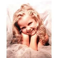 Hi I'M Maia Bridgit Mendler-Harper I am the 61st kid out of 66 I was named after Maia Mitchell I want to be just like her and surf and act when im older so yeah