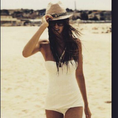 Aunque no llore, me duele; aunque no te hable, te pienso; aunque no te busque, te extraño; aunque no lo diga, te quiero.