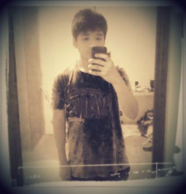 adrian73731's profile picture. ojos que no ven. zapatos llenos de caca :((