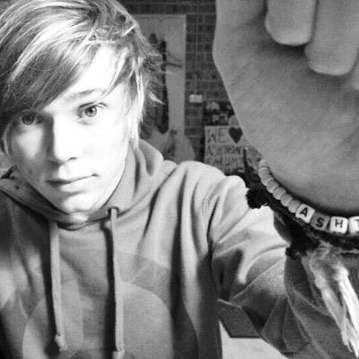 follow @cakedluke for DM to luke(-: