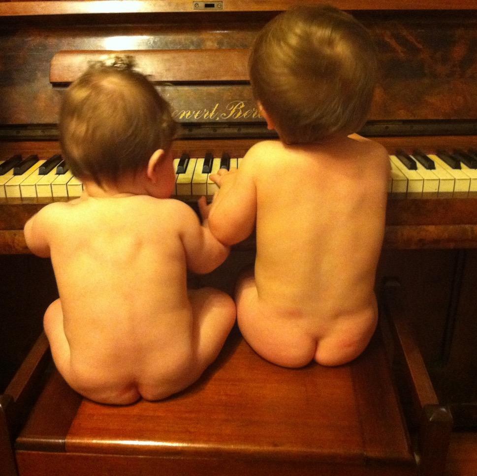 Concerts for mini music lovers and their families. Live instruments, live singing and lively little ones.