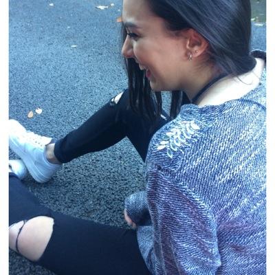 MaariaGaarcia_'s profile picture. Nunca renuncies a las cosas que realmente te hacen sonreír {Álvaro}