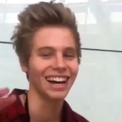 FOLLOW @Iovesickmgc BC SHE THINKS UR HELLA COOL AND BEAUTIFUL