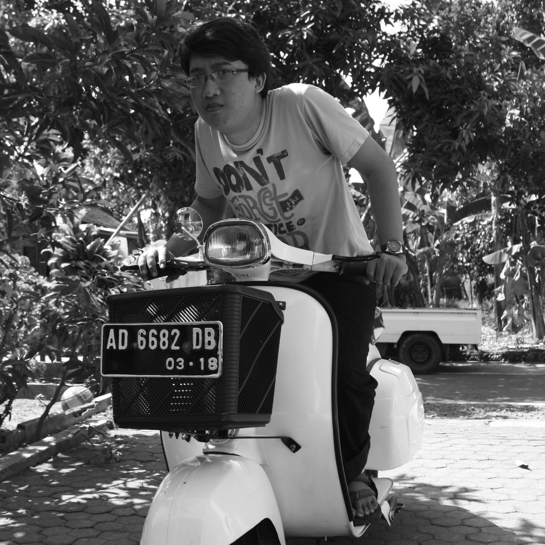 tiga hal di dunia ini yang tak butuh alasan yakni tersenyum, mengabdi, dan mencintaimu