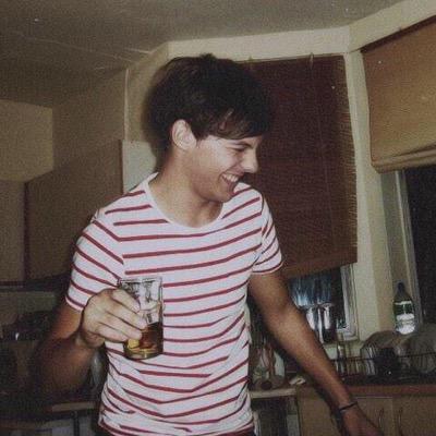 auslarries's profile picture. same lips red, same eyes blue