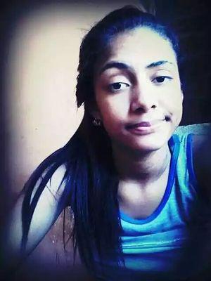 Ela e uma mulher menina que precisa urgentemente ser mais forte..
