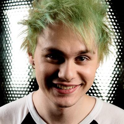 follow @smashing5sos and rt the link in bio thx go fuck urself