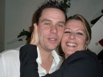 Samenwonend met Remco en mijn 2 dochters, Iris (2001) & Christl (2002) :-D! Werkzaam @GelreApotheek