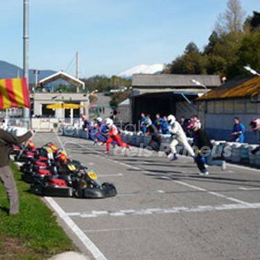 El circuito está situado en la localidad de El Pla de Sant Tirs (Lleida), a 15 minutos del Principado de Andorra, a 55 km de Puigcerdà y a 150 km de Barcelona.
