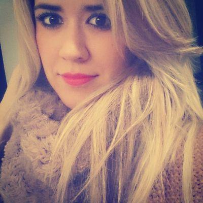 Graduada en Fisioterapia y proyecto de osteópata. Aficionada a disfrutar de los pequeños momentos, enamorada del chocolate y de entre los locos, la Reina!! ;D