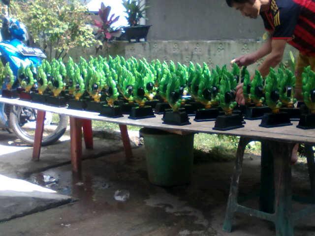 Menerima pembuatan : Plakat 3D / 2D, Huruf Timbul, Seni Patung, Pot,  Relif, Ornamen, Lencana/Pin  dll | cp. Opick 285D3C87 / 081809936133