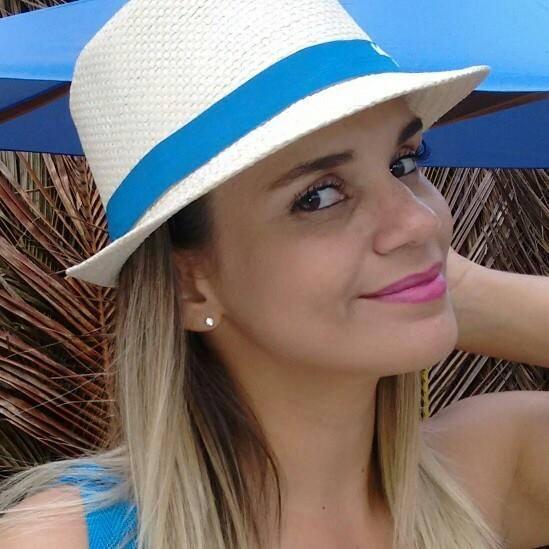 Jornalista e Sorridente! Mendigar amor é deprimente. Livrai-nos de todo o mal. #Deuséfiel #somosumsóprasempre