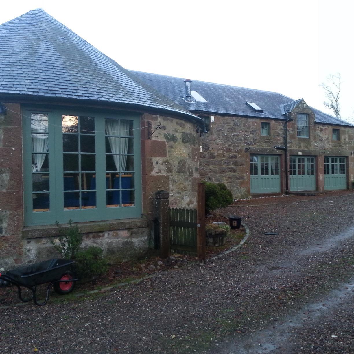 A beautiful lodge nestled at the foot of the Angus Glens: ideal for bird watchers, walkers, cyclists & fishers with easy access to the ski slopes of Glenshee.