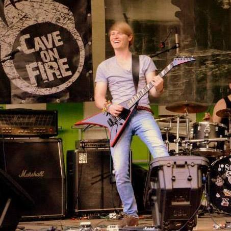 Guitarist/Instrumental musician. http://t.co/Hg9o36b5E8 http://t.co/1yQLI383Or