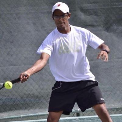 profesor de tenis que solo entrena a CAMPEONES
