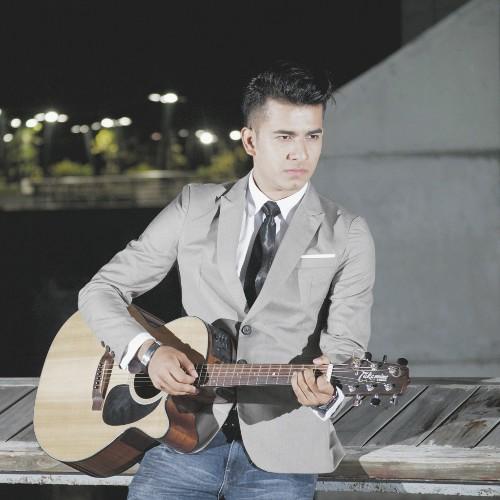 Cantante y compositor  de balada /pop, música electrónica.  guayaquileño. Contactos: 0980500296