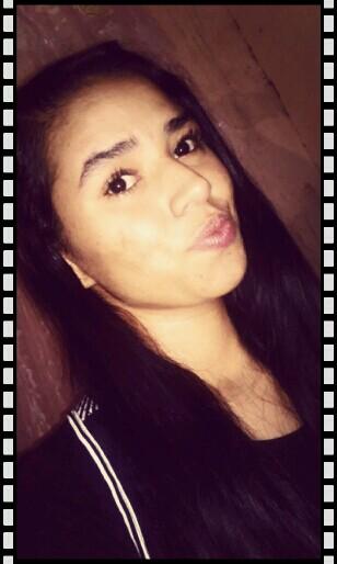 Elα é perfeitα, mαs tem inúmeros defeitos.
Elα fαlα αlto, gritα, dá gαrgαlhαdαs, mas se fαz de tímidα.
Elα é sαntα, mαs sabe provocαr ★ 

apenas uma garota com