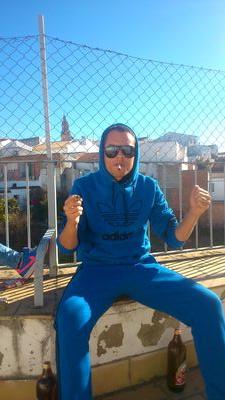 aficionado a las artes marciales sobre todo al muay thai y kick boxing. Y muy aficionado ami real madrid de corazón HALA MADRID y nada más
