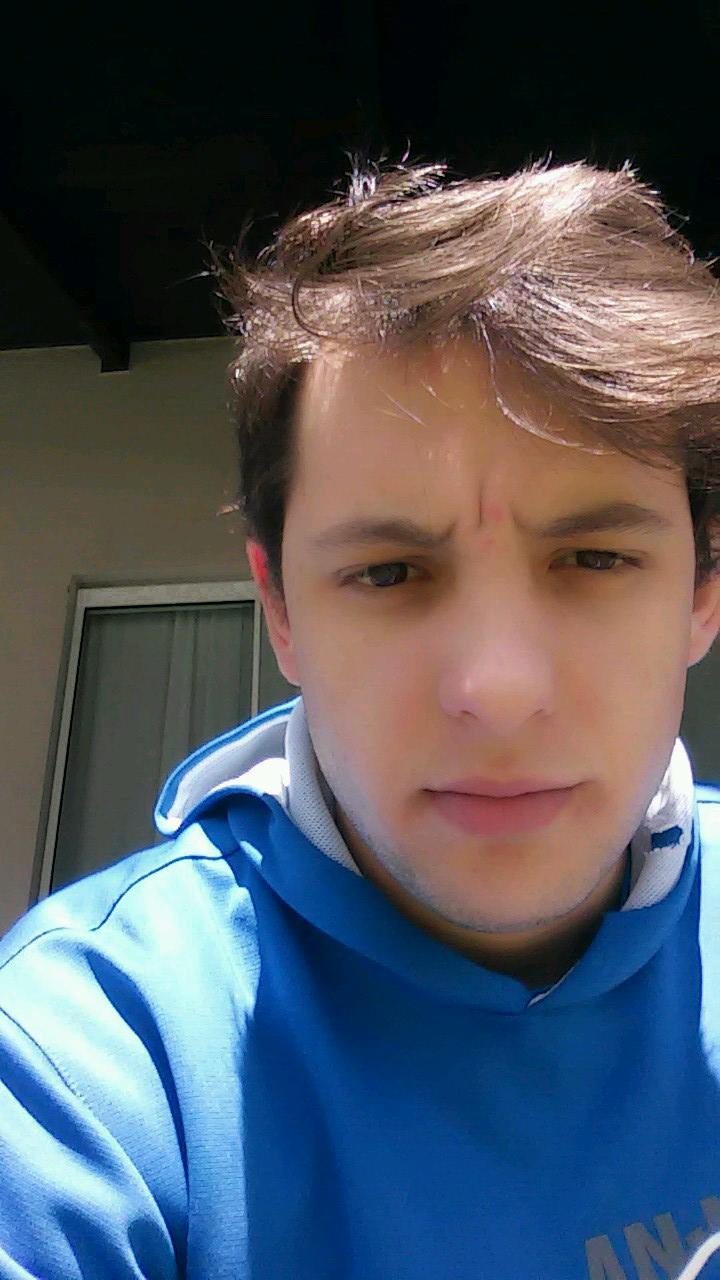 Junionho_'s profile picture. De herói a bandido todos têm um pouco.