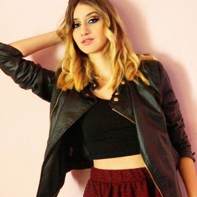 Hi :) my names is Alina ,I'm 18 years old,and my dream is to live in USA :
