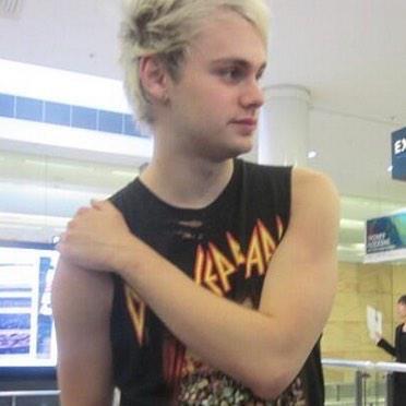 go follow @horcruxmgc bc she gave you a free follow