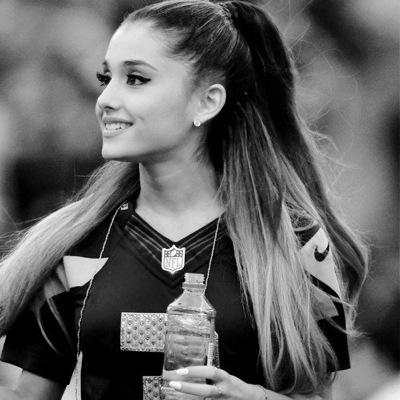Ayudamos a que ariana los siga, Activen nuestras notificaciones para cuando ariana esté en ON los pueda seguir, Mucha Suerte.❤️