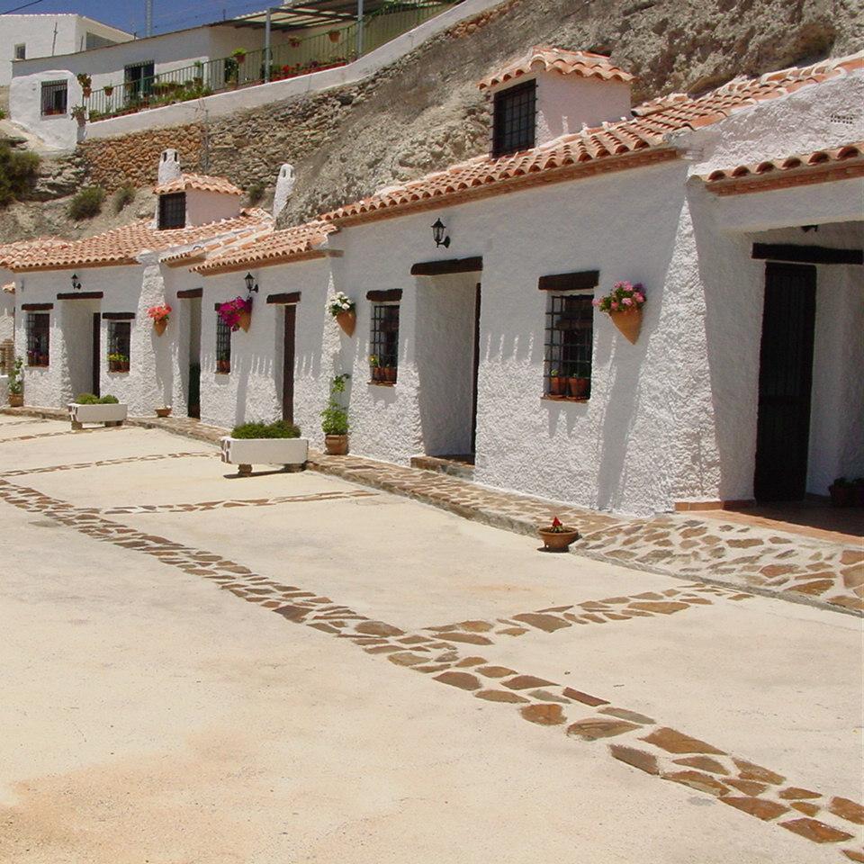 Cuevas Al-Qulayat es comodidad, relax, naturaleza en el Altiplano de Granada. Contacta con nosotros a traves de MD, o en el correo info@cuevasalqulayat.com