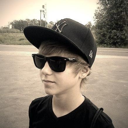 ilyakonstantin2's profile picture. обычный парнишка зовут меня мафик а все остальное инфа платная
поверь я не козел!
поверь я не сволочь
просто ты кислота
а я всетаки и щелочь
мы нейтральны как с