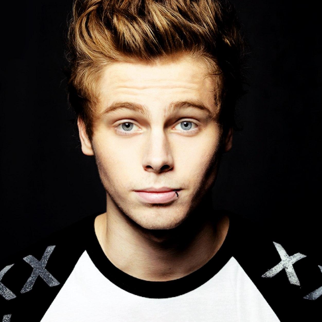 //Because Luke looks so perfect // @5SOS //@PTPLBand //gifs// Loving this guy// #Amnesia //