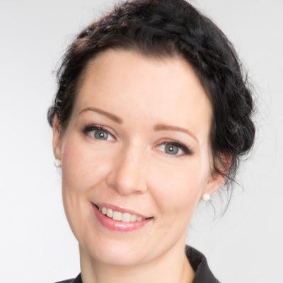 Fysioterapeutti YAMK, neljän lapsen äiti ja yrittäjän vaimo. Aikataulutusten mestari. Monessa mukana.  #kokoomus
