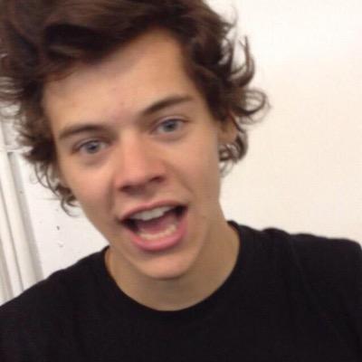 CHECK MY LAST TWEET ON @ZARRYVUITTONS FAM :)