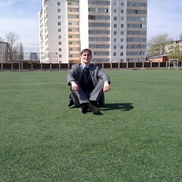 Высокий брюнет в твиттере.