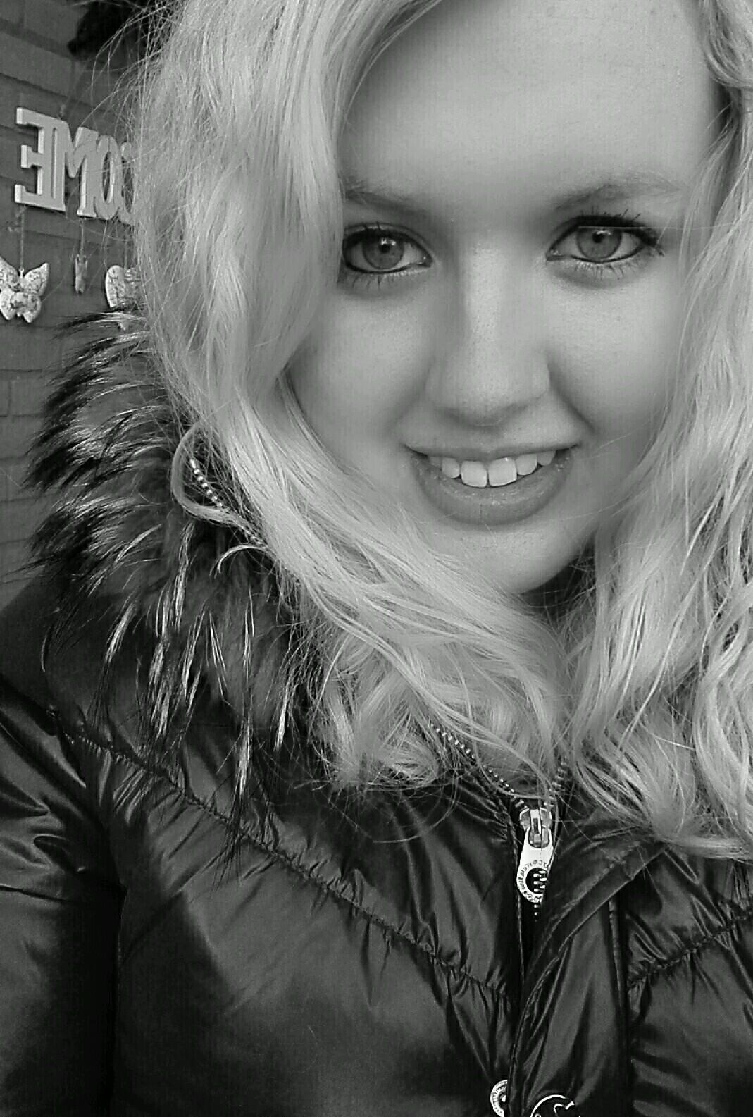 - 17 jaar - groenewelle opleiding dierenarts assistente - instagram; cathelijnex1997  - snapchat; cathelijneeee