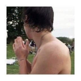 follow @louvelybuns please!!