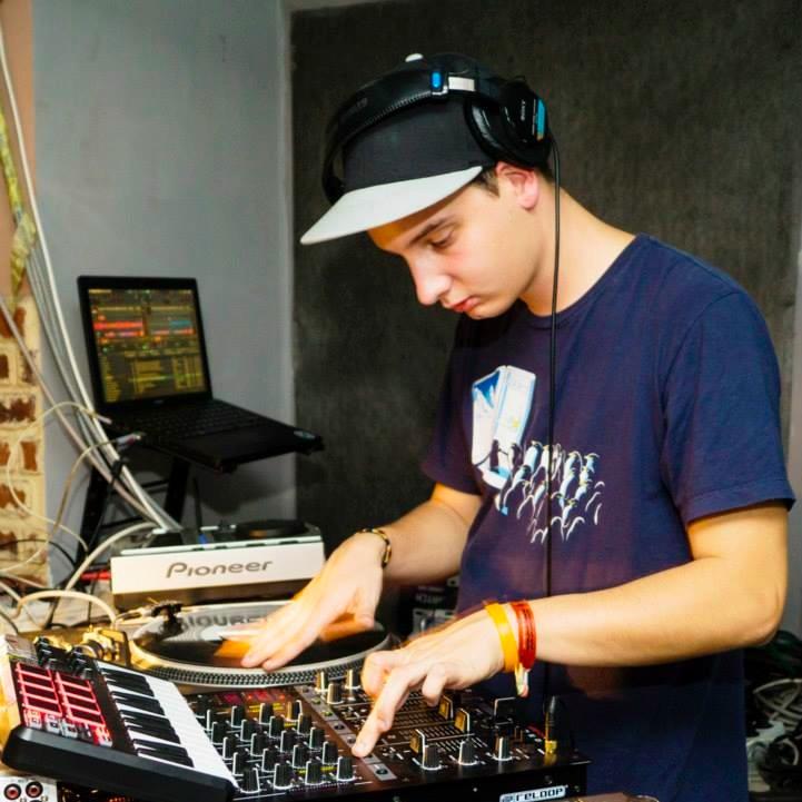 Hi I'm canna and i'm a dj. http://t.co/guzHWSVrxY