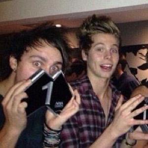 LHemmingsCl's profile picture. I ride penguins off into the sunset while singing in my band 5SOS {Taken}