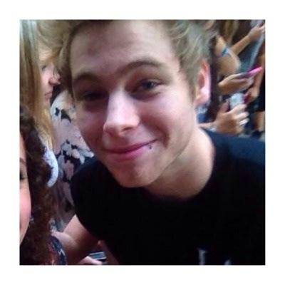 FREE FOLLOW! SO GO FOLLOW @hoodflowercrown I FOLLOW BACK ON THERE!:)