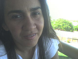 Cômica por natureza, irônica por ocasião, comunicativa por vocação, sorridente por descontração, sincera por sobrevivencia, e esperançosa por viver o melhor