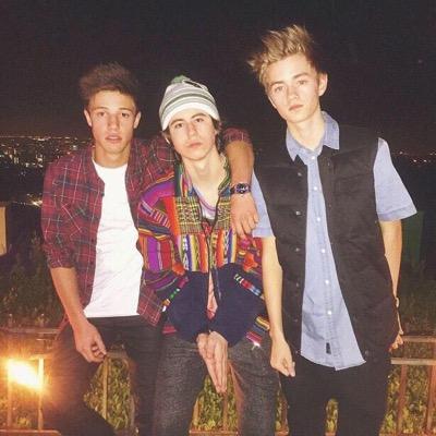follow @medicatedjacks and turn on her notifications for dms to 11/12 + waaay more (dms random people who are active af)