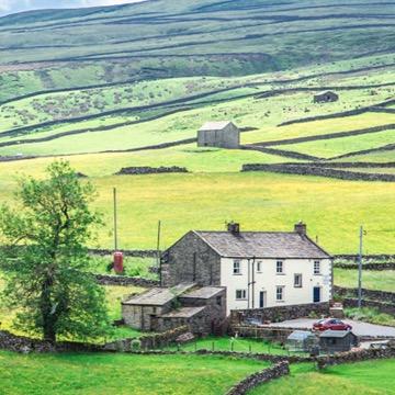 All Ensuite rooms - Located directly on the Pennine way, C2C & Herriot way. Licensed, evening meals & laundry service, all rooms have fantastic Dales views