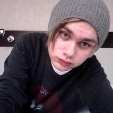 please follow @cliffordsreign her goal is 1200 (: