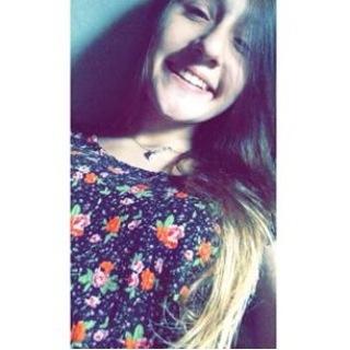 Cabelo solto , sorriso fácil , despreocupado ...