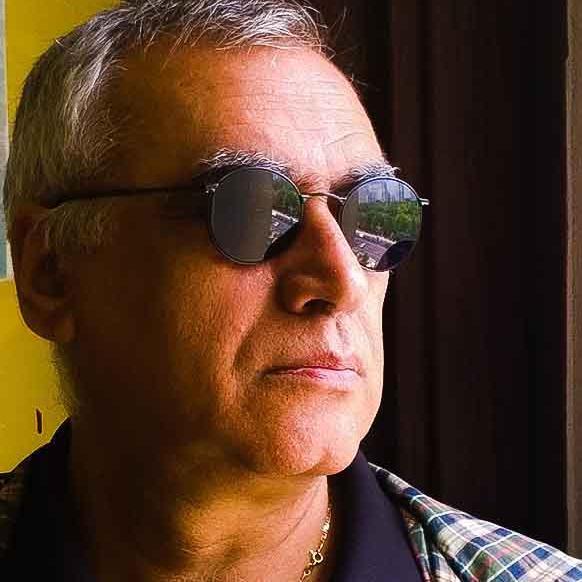 Roberto Scarfone vive a Mosca con  moglie e 2  figli. Cominciò a Paese Sera. Poi passò all’ANSA. Corrispondente in Russia, in India,  in Tunisia.